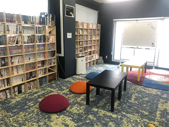 社内にはマンガなどを読みながら、ごろごろできるリラックスルームがあります。