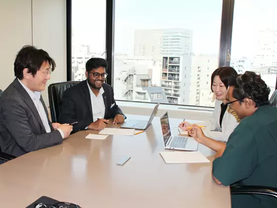 社内では密にコミュニケーションを取りながら、業務を進めています。