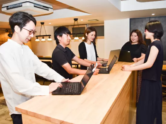 役職や年次に関係なく、気軽にコミュニケーションを取れる当社の風土は長く働くのに適しています。