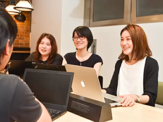 20代～30代の若手が多数活躍する当社。人間関係も良好なので、働きやすさ抜群です。
