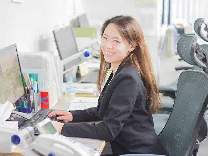 おしゃれなオフィス◎風通しがよく、社員全員でご飯に行くほど仲が良いです！