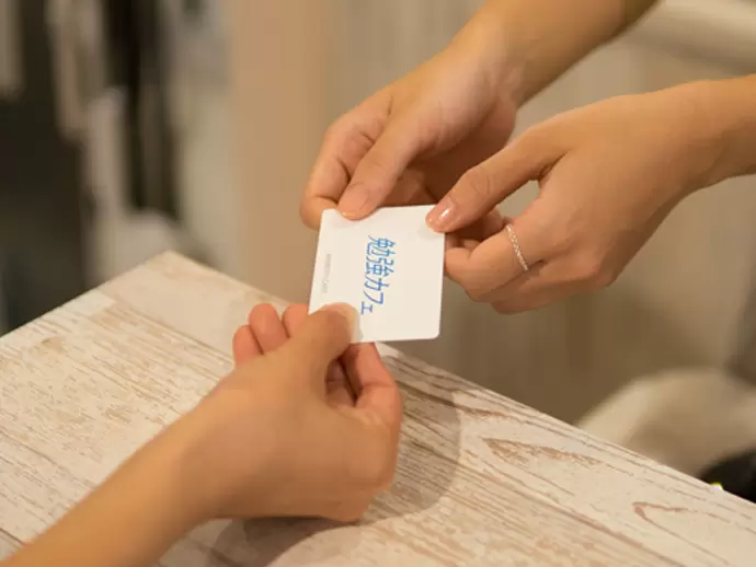 「勉強カフェ」をメインに運営し、カフェやワインバー、宿泊施設など幅広い分野で店舗事業を展開予定です。