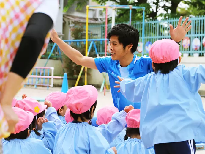 園のスタッフ全員で子どもを見守り育んでいます。元気いっぱいの子どもたちに出会えます！