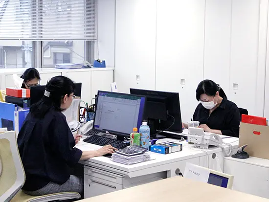 経理課は全員女性で、和やかな雰囲気です。チームワークも抜群で、居心地のよさを実感できるはずです。