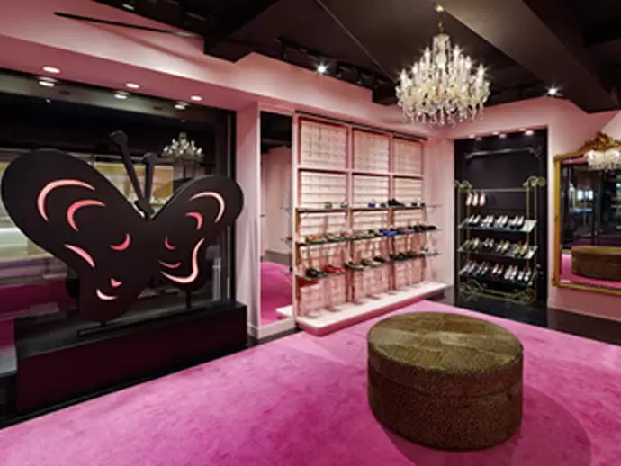 店舗はピンクの絨毯にレオパード柄ソファー、シャンデリアと、大人可愛いPretty Ballerinasの世界を表現♪