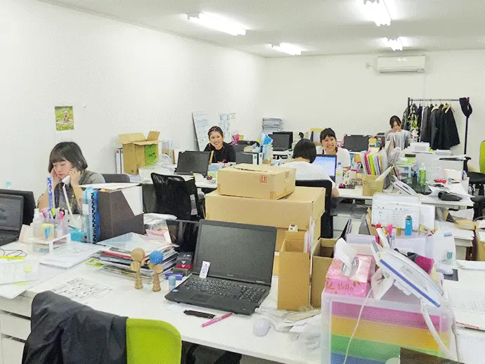 事務所内の風景。20代の女性が活躍中の職場で、あなたも一緒に働きませんか？