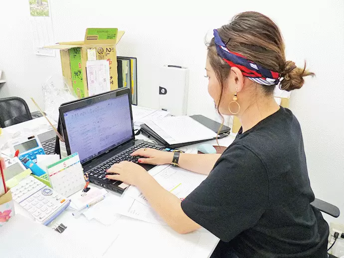 事務スタッフはデータ入力などのシンプルな作業が多いので、基礎的なPCスキルさえあれば活躍できますよ♪