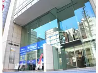 中央区京橋にある本社のエントランス。元気ある若手社員が沢山活躍しているオフィスです。