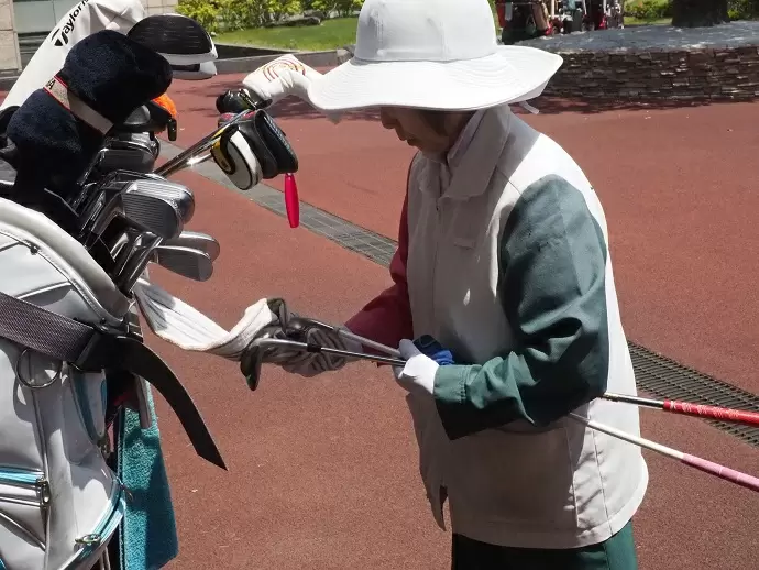 お客様のクラブを磨いたり、コースのアドバイスをしたり…よきパートナーとなってプレーをサポートします