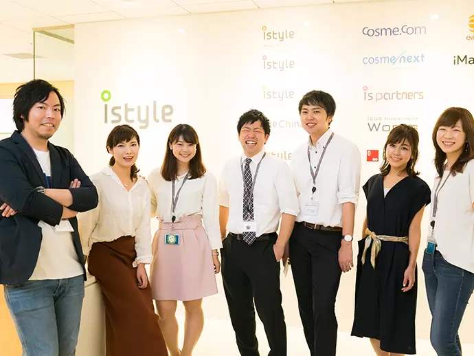 おしゃれなオフィスは当社の自慢♪自然と笑顔になる環境です。