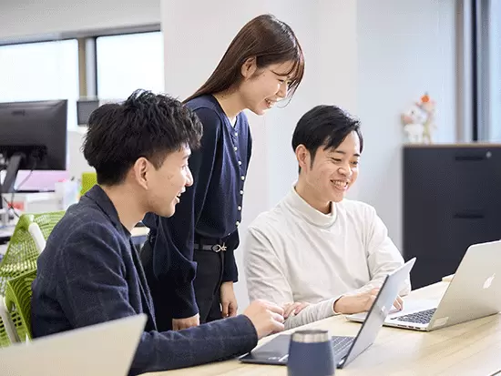 メンバーは全員中途入社。常に同じベクトルを向いて業務に臨めるよう、情報・認識を共有しています。
