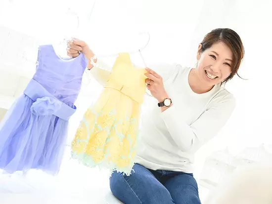お子様のことも考えて、香水やネイルは控えていますね。服装・髪型は自由ですよ♪