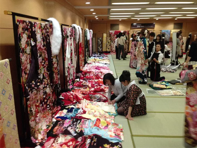 展示会の様子。お客様も真剣です。ぜひあなたのサポートで、素敵な一着との出会いを叶えてください◎