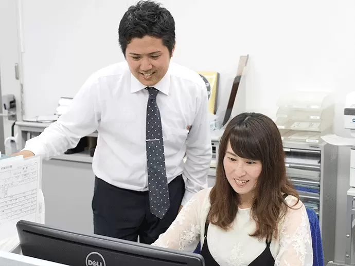 社長や先輩との距離が近く、みんなで協力して仕事に取り組んでいます。