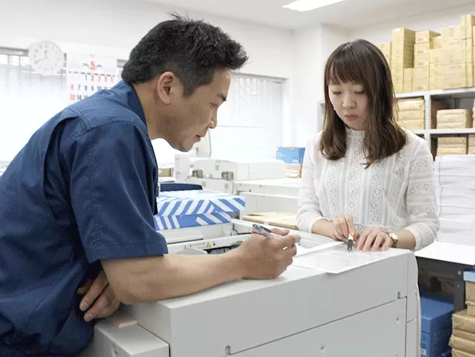 少数精鋭だからチームワークは◎部署を超えてみんなで協力しながら働いています。