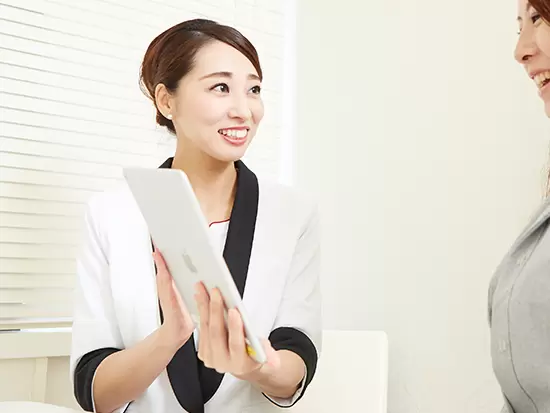 毎日多くのお客様が来店されます。お客様のご要望をじっくりと伺い、研修で学んだ知識でアドバイスします。