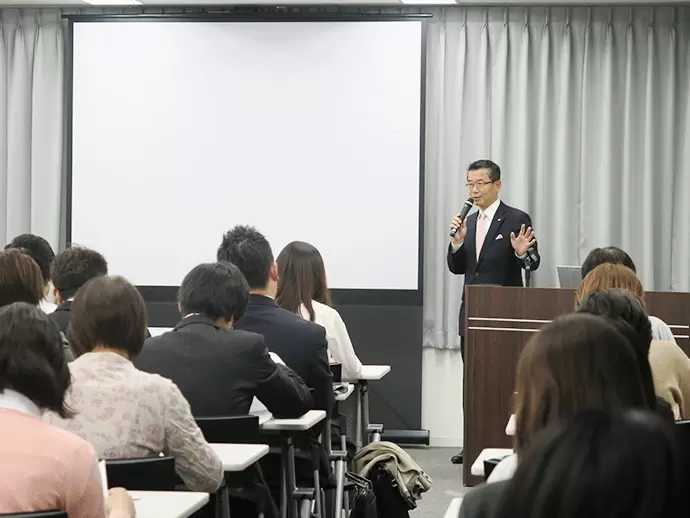 社員合同研修の様子。有名な医師から貴重な講演を聞いたり、代表から事業の方針を発表する機会があります。