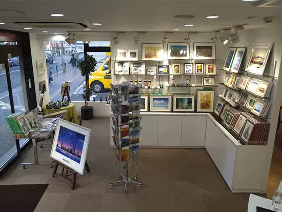より多くの方にお求め頂けるよう、版画以外にもアートグッズ販売も行っています！※写真は新大久保店舗です