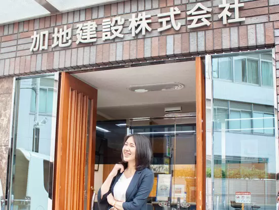 会社は最寄り駅から徒歩1分の場所にある自社ビルです。