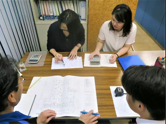 ミーティング風景。他部署の社員とも協力し合う体制が整っています。
