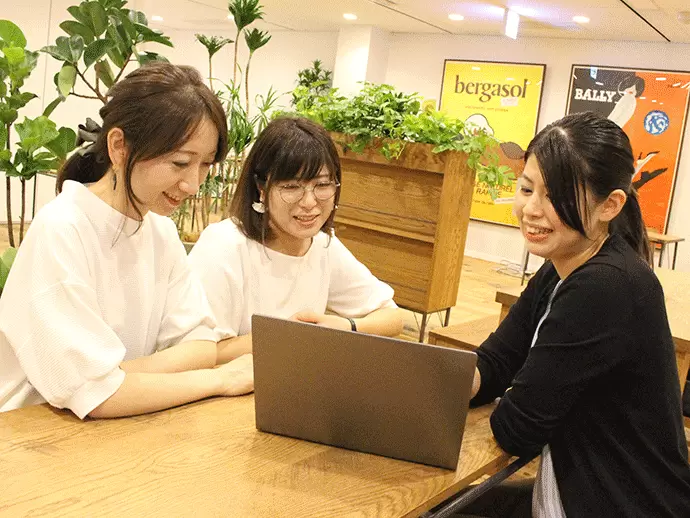 多くのスタッフとチームワークを発揮しながら業務を進めていく環境です。