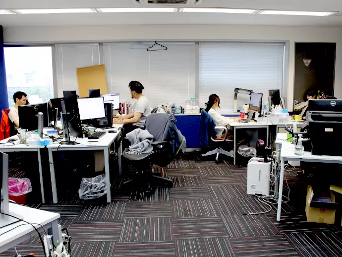 少数精鋭のスタッフが各々の裁量で働くオフィス。ウォーターサーバー完備＆お菓子も自由に食べられます。