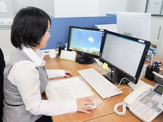 広々とした綺麗なデスクで、快適に仕事を進められます。
