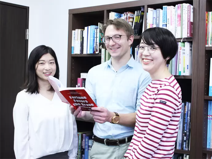 バイリンガル社員とも語学交流ができます。
