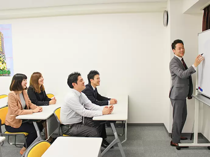 社内の広いセミナー室で、講師からの講義もしっかりと受けられます☆