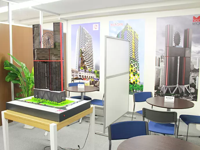 会社に入ってすぐに目に付くマンションの模型☆当社で販売権を持っている海外の物件です！