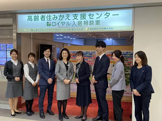 事業部店舗入口にて撮影！