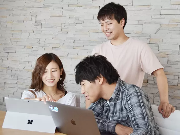 「このデスクがいいな！」新オフィスについても皆で意見を出し合って決めています