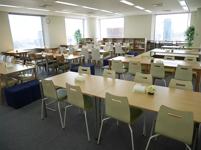 オフィスは白を基調とした暖かみのある空間。リラックスしながら仕事に打ち込めます！