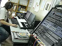 社内の一角にある収録スタジオから、台に彩を添える音楽が誕生