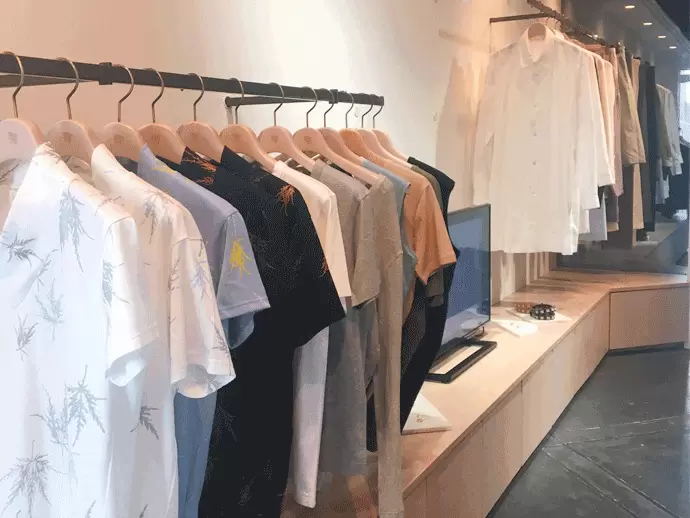 シーズン毎に商品を入れ替え、現在は夏服の商品を取り揃えています。