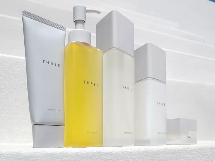 THREEでは、心・からだ・肌を一体と考え、美しさの本能に届く実感をもたらす商品を生み出しています。