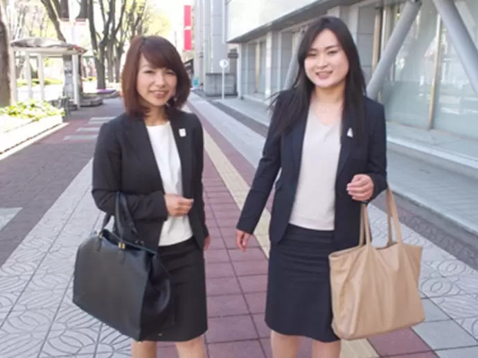 勤務地は駅近♪お仕事帰りにショッピングや食事なども楽しめます。