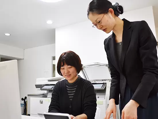 分からないことは周りの先輩たちに聞きながら仕事を進めていきましょう！