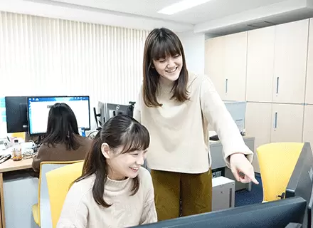わからないことは先輩が何でも教える風土です！一つのフロアで仕事をしているので何でも聞いてくださいね。