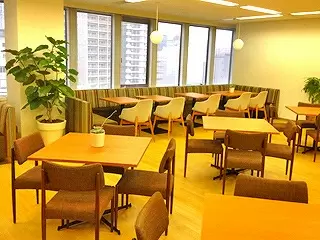 ＜カフェテリア＞少し疲れた時にはこちらで小休止。メリハリをつけるためにもぜひご利用ください！