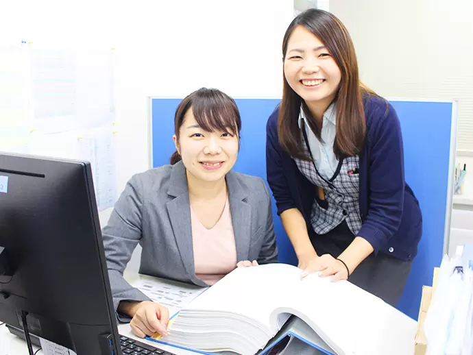 営業さんとミーティング！さまざまな部署の仕事を経験できるので、あなたのスキルもアップ★