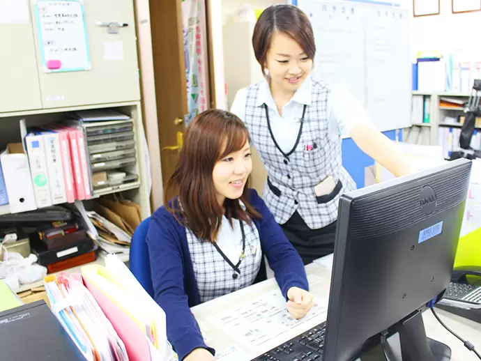 事務経験は無くても大丈夫♪経験豊富な先輩がイチから丁寧に教えます。