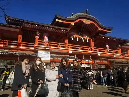今年会社の安全祈願をした時の写真です！一緒に働くメンバーになります★