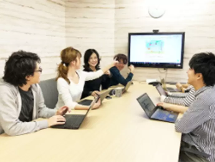社内でのミーティング風景の様子です。年次関係なく意見・アイデアを発信できる環境です。