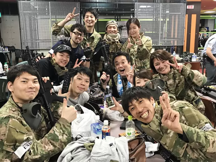 社員みんなでサバゲーにチャレンジ！社員同士の仲の良さが自慢です◎