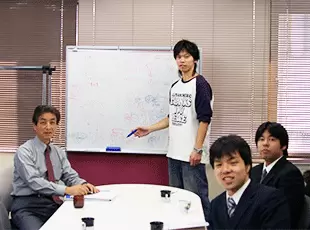 談笑を交えながらミーティング！チームでお仕事をしているので未経験でも安心。