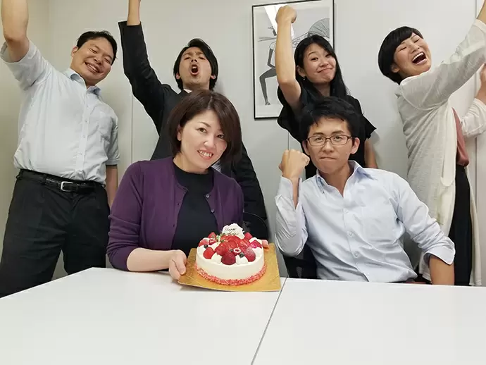名古屋支店では、社員のお誕生日を皆で お祝い！ 担当業務が違っても一致団結！