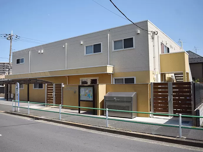 『トレジャーキッズにいじゅく保育園』。園児たちが安心して活動できる空間を提供します。