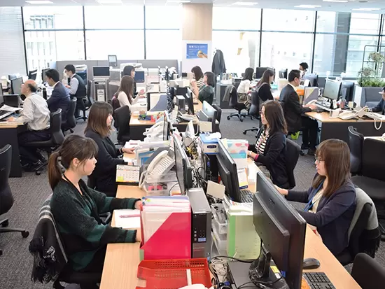 職場風景。窓からはスカイツリーも見えます♪