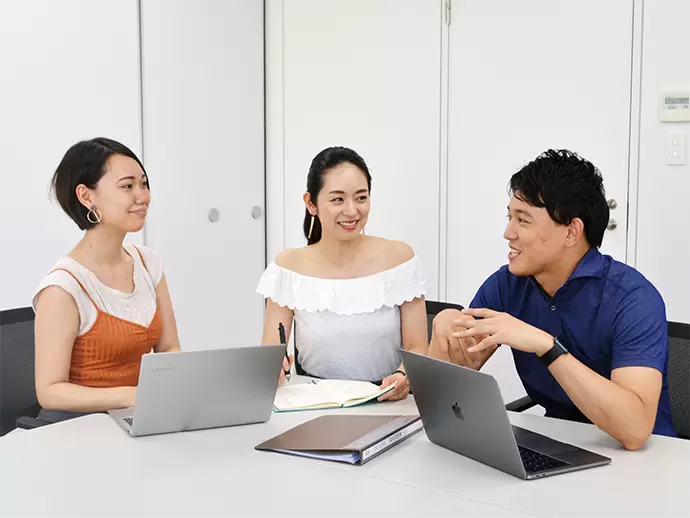 ミーティングでは年次関係なく、意見やアイデアを発信しています！